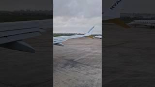 737 Max does a 360° turn  No pushback tug needed at Santander! #737 #737max8 #boeing737 #ryanair