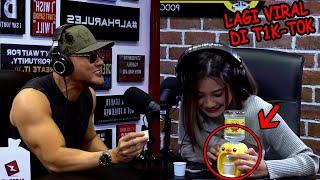 KAREN KURNIAWAN, MINUM DUCK WATER YANG LAGI HITS !! (CloseTheDoor Clips)