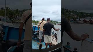 Kegiatan Muat Barang Kapal Di Pelabuhan Rakyat Sorong