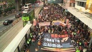 BBC中文网视频：港数万人上街促梁振英下台