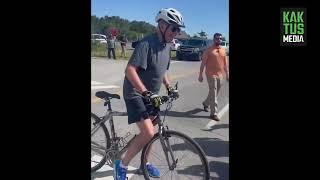 Как Джо Байден упал с велосипеда