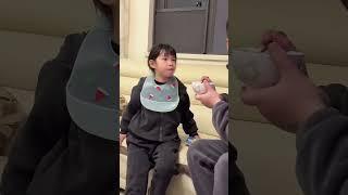 妮妮：爸，你快别看电视了喂我吃饭！哈哈哈哈哈哈 #罕见病女孩的生活