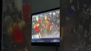 Embrouille entre deux colosses dans une salle de gym se termine par une bagarre