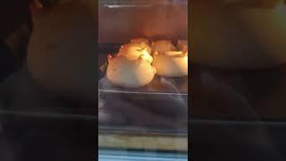 맛있는 돼지빵이 데크오븐에서 구워집니다 Delicious pork buns are baked in the oven