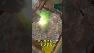 裂的翡翠值钱吗#天然缅甸翡翠原石#直播赌石 #翡翠吊坠#翡翠手镯#买翡翠观音#雕刻#翡翠直播#jade#gemstone#玉石#翡翠珠宝#热门