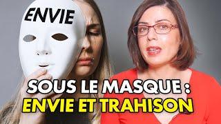 Derrière le Masque : L’Hostilité que Vous ne Voyez pas