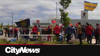 Thousands rally across Canada as tensions rise between postal workers and Canada Post