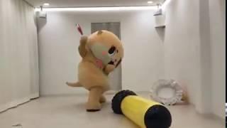 Chiitan hitting a yellow stick