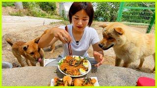 비빔국수 먹방 중 갑자기할머니 손님 ㅋㅋㅋ