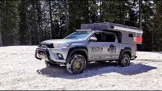 Toyota Hilux Revo con célula camper luchando contra el hielo de los Alpes en 4x4...