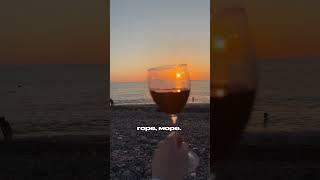 Если они не э$кортницы и не тревел-блогеры, то как в постоянных путешествиях зарабатывают....