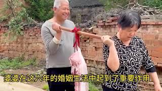 妞妞向大家介绍：妈妈！感谢她的付出和疼爱，她就是我的妈妈！