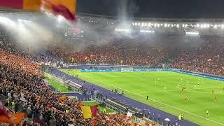 Roma-Leicester. Settantamila cantano Roma Roma da brividi