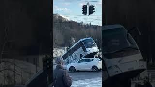 Il video del bus caduto nel Po a Torino, la dinamica dell’incidente: come ha fatto a precipitare