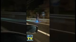 A 80 km/h por la autopista en patinete eléctrico a la altura de El Goro