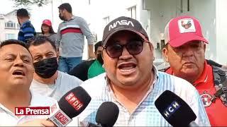 Empleamos municipales de Libre protestan en el parque de central de San Pedro Sula