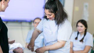 Sommercamp - Ausbildung in Pflege, Physiotherapie oder als Hebamme kennenlernen