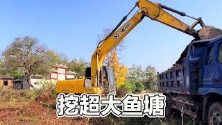 There are three excavators in one fish pond, and the whole slope of the fish pond is not in a hurry