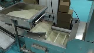 Vacuum bag packing machine with linear head weigher