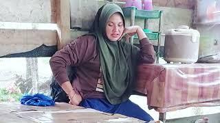 jilbab hot sange mama muda cantik jualan di depan rumah mom muda berikan senyuman hangat semer mesem