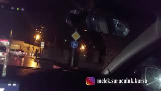 Yol ayrıcında geriyə dönmə - Gecə, yağışlı havada təlim