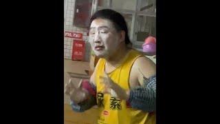猪大权半夜守摊门，却守不住北鼻的心门#路人视角 #菜市场 #vlog日常