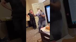 An interesting dual-screen video. Welcome to follow and like!#Pranks everyday#youtubeshorts#wenzi