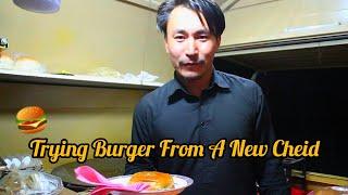 Trying a new street burger in  "Hazara Town" امتحان یک همبرگر جدید خیابانی در ھزارہ ٹاؤن