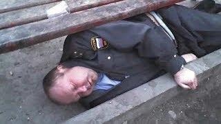 Милиционер справил нужду прямо в центре Днепропетровска