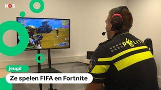 Politieagenten gamen met jongeren