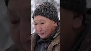 Якутянин потерял руки, но продолжает лепить снежные фигуры/Armless Yakut master sculpts snow figures