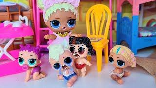 ОНА КУСАЕТСЯ!!! НОВЕНЬКАЯ В САДИКЕ Куклы ЛОЛ сюрприз детский садик МУЛЬТИКИ Даринелка