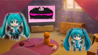 Mr.Murkins watching TV "Hatsune Miku and Sarvente"