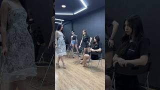 The BYB model's posing challenge with a chair | Thử thách tạo dáng với ghế 🪑