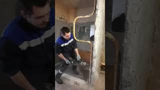 Демонтаж снос стен сантехнической кабины #нужныелюди #демонтаж #ремонт