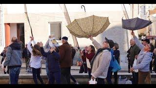 Aveiro - The traditional throwing of 'Cavacas' during the 'Festa de São Gonçalinho de Aveiro'