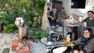 Bahçe de çay sucuk ekmek akşam karanlıkta etli ekmek