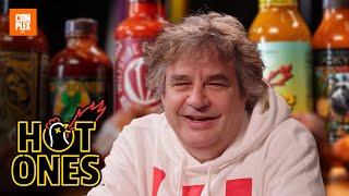 Frank Lammers gaat de strijd aan met Hotwings | Hot Ones | Complex NL