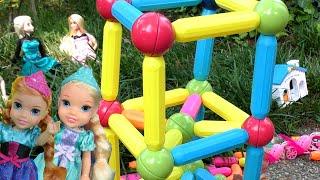 Magnetic blocks ! Elsa & Anna toddlers - playing in the park - Barbie dolls