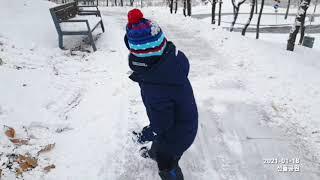 선돌공원에서 눈썰매를 탔어요. 눈이 많이 왔어요