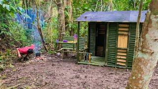 Camping hujan deras || Membangun shelter bambu sederhana di hutan pinggir sungai