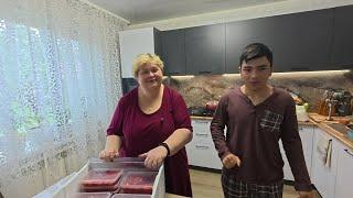 Парни примеряют обновки. Клубнику готовим на зиму.