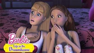 ¡PIJAMADA DEL TERROR CON BARBIE!  | Barbie Life In The Dreamhouse | Barbie en Español Latino