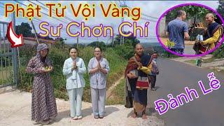 phật tử vội vàng chạy theo "Đảnh Lễ" sư Chơn Chí ,trên đường bộ hành có rất nhiều người dân đảnh lễ