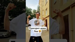 говорят быть скромней 
