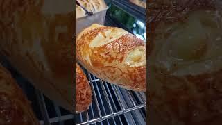 치즈빵이 이렇게 부드럽고 촉촉하고 고소하면 반칙 아닌가요^^ cheese bread