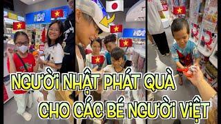 Người Nhật phát quà cho các bé người Việt ào ào [Gashapon] #vietnamkun