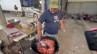 Chicharrones de lonja de puerco guisados en el taller