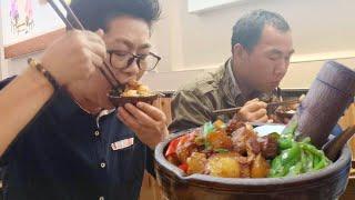 Jiujiu brought his cousin to eat Bibimbap, which was so spicy that he was sweating all over!