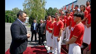 Садыр Жапаров Олимпиада оюндарына катыша турган Кыргызстандын командасына Мамлекеттик тууну тапшырды